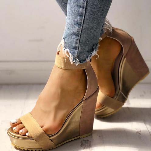 Nelly Designers | Elegante Damen-Keilsandaletten mit goldener Plateausohle