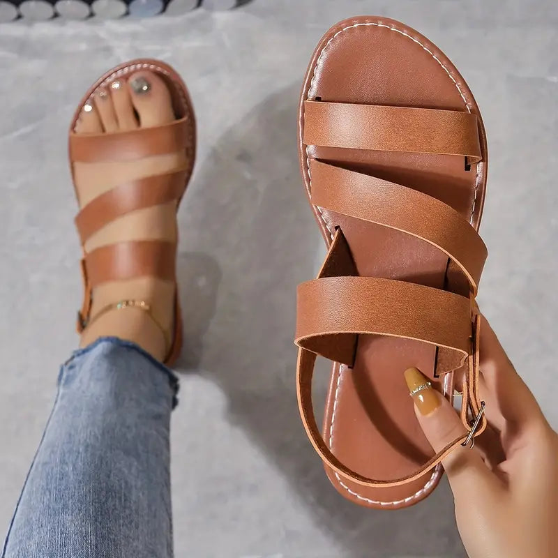 Nelly Designers | Flache Sandalen mit offenem Rücken und Schnallendekor
