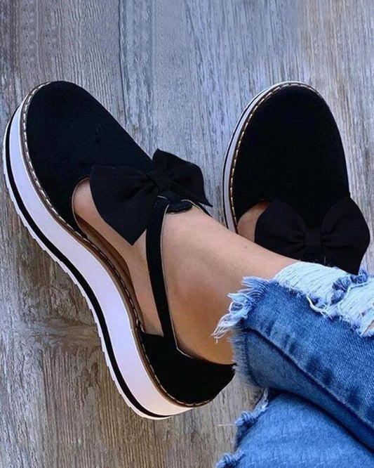 Nelly Designers | Damen Plateau-Schuhe mit Schleife – Schwarze Mary Jane Flats mit Riemchen & dicker Sohle